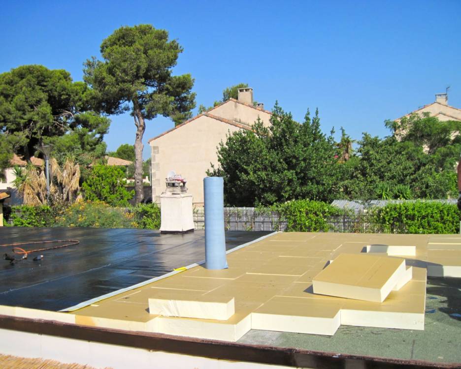 Pose à joints décalés d'un isolant en mousse de polyuréthane sur ancienne étanchéité